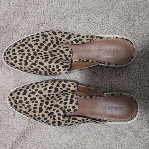 indigo rd cheetah print mule flats